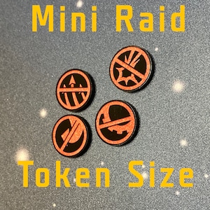 以下が含まれることがあります： さまざまなシンボルが付いた、黒とオレンジ色のゲームトークン4つ。トークンは円形で、黒い縁とオレンジ色のデザインが特徴です。「Mini Raid」と「Token Size」の文字は黄色です。