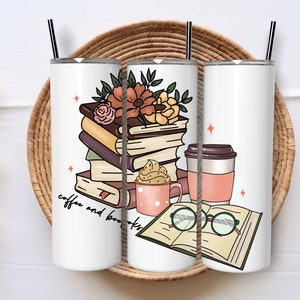 Könnte beinhalten: Ein weißer Becher mit einer Grafik eines Stapels Bücher, einer Tasse Kaffee und einer Brille. Der Text "coffee and books" ist auf dem Becher geschrieben.