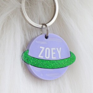Médaille personnalisée pour chien et chat | Carte d'identité personnalisée pour animal de compagnie planète Saturne en acrylique violet ou bleu | Médaille pour chien ou chat gravée