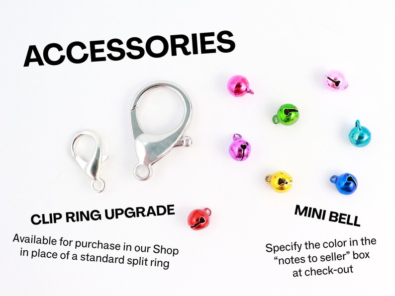 Puede incluir: Primer plano de varios accesorios de plata y metal para la elaboraci&oacute;n de joyas. La imagen muestra dos tipos diferentes de cierres, un anillo de clip de plata y una variedad de peque&ntilde;as campanas de diferentes colores. El texto "ACCESSORIES" est&aacute; en la parte superior de la imagen. El texto "CLIP RING UPGRADE" est&aacute; debajo de la imagen del anillo de clip. El texto "MINI BELL" est&aacute; debajo de la imagen de las campanas. El texto "Available for purchase in our Shop in place of a standard split ring" est&aacute; debajo del texto "CLIP RING UPGRADE". El texto "Specify the colour in the "notes to seller" box at check-out" est&aacute; debajo del texto "MINI BELL".