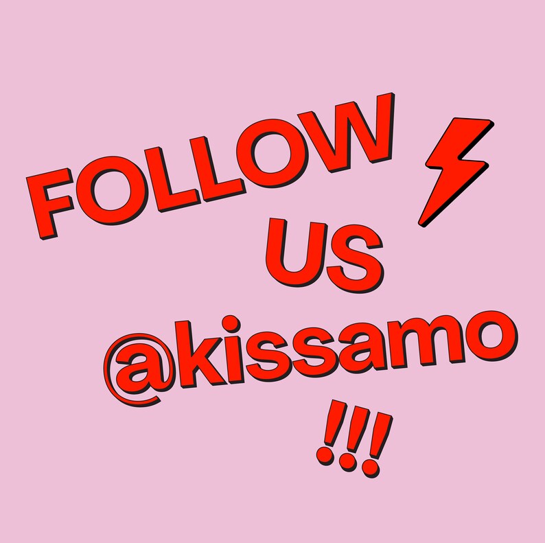 Puede incluir: Texto rojo sobre fondo rosa que dice "FOLLOW US @kissamo!!!" con un s&iacute;mbolo de rayo.