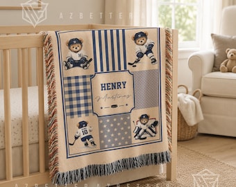 Può includere: Una coperta in tessuto con un design a tema hockey che raffigura quattro orsetti in uniforme blu e bianca. Il pannello centrale mostra il nome Henry Martinez e un disco da hockey. La coperta presenta bordi sfrangiati e dettagli blu.