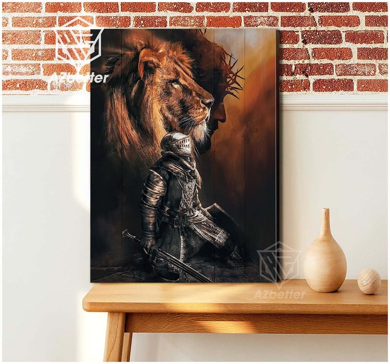 Puede incluir: Una pintura digital de un caballero con armadura arrodillado con una espada y un escudo. El caballero est&aacute; delante de un le&oacute;n y un hombre con una corona de espinas. El fondo es un panel de madera.