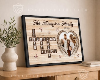Può includere: Una stampa artistica da parete incorniciata con sfondo effetto legno chiaro e il testo The Thompson Family EST. 2010. Include una disposizione a cruciverba dei nomi Ethan, Thompson, May, Sadie e Alice, oltre a una cornice portafoto a forma di cuore.