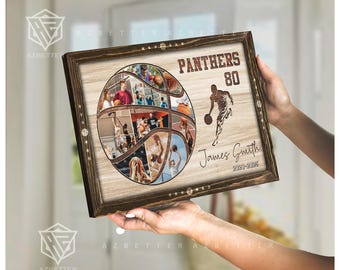 Op de afbeelding: Een houten, ingelijste basketbalcollage. De collage toont een basketbalontwerp met meerdere foto's, het woord "PANTHERS", het nummer "80", een afbeelding van een basketballer en de naam "James Smith" met de jaren "2020-2025".