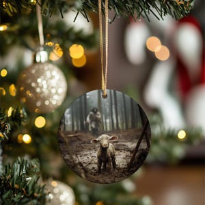 Pu&ograve; includere: Un ornamento rotondo in ceramica con un agnello bianco in piedi in un ambiente boschivo. L'agnello guarda direttamente lo spettatore. L'ornamento &egrave; perfetto per aggiungere un tocco di fascino rustico al tuo albero di Natale.
