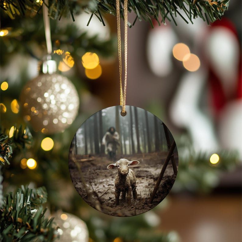 Pu&ograve; includere: Un ornamento rotondo in ceramica con un agnello bianco in piedi in un ambiente boschivo. L'agnello guarda direttamente lo spettatore. L'ornamento &egrave; perfetto per aggiungere un tocco di fascino rustico al tuo albero di Natale.