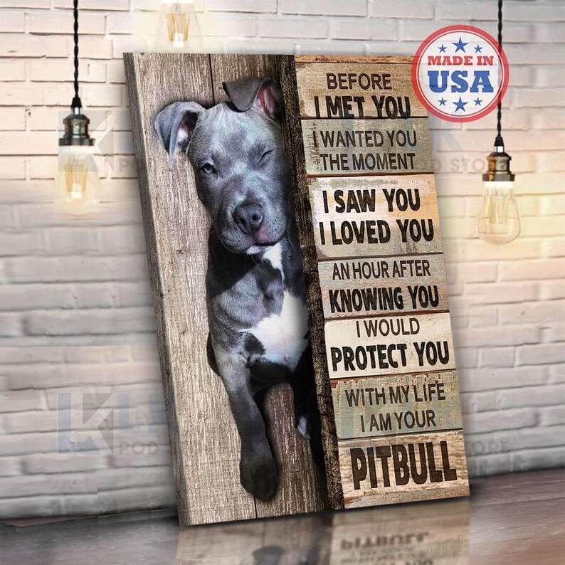 K&ouml;nnte beinhalten: Ein Holzschild mit einem blauen und wei&szlig;en Pitbull, der sich dagegenlehnt. Das Schild tr&auml;gt den Text "Bevor ich dich traf, wollte ich dich in dem Moment, als ich dich sah, liebte ich dich. Eine Stunde, nachdem ich dich kennenlernte, w&uuml;rde ich dich mit meinem Leben besch&uuml;tzen. Ich bin dein Pitbull".