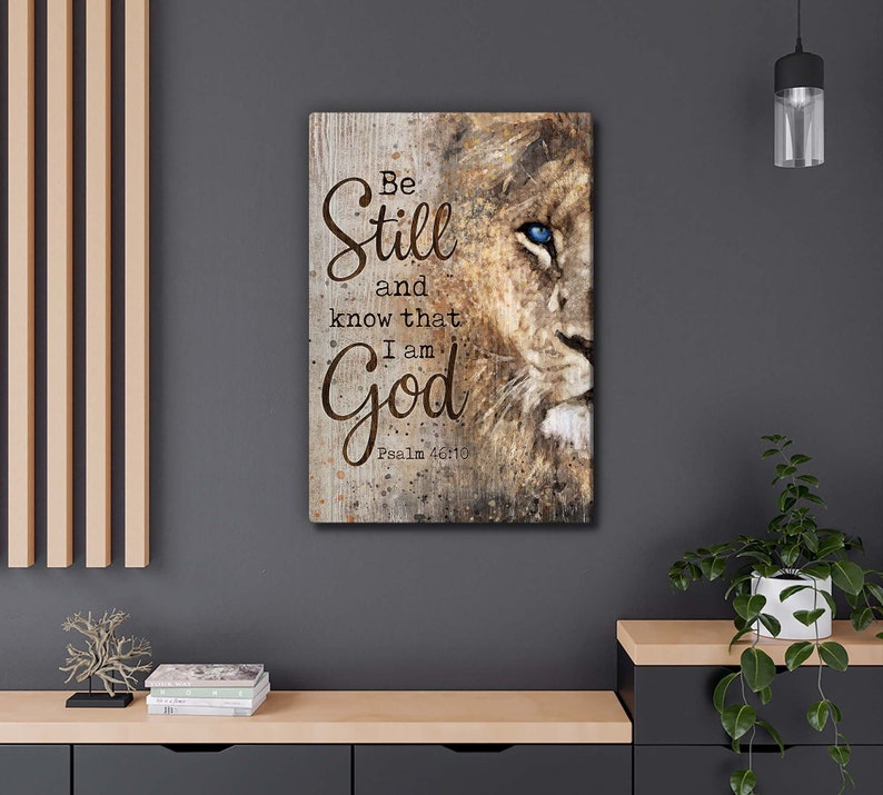 Puede incluir: Una impresi&oacute;n en lienzo con la cara de un le&oacute;n y las palabras "Be Still and know that I am God" con la referencia b&iacute;blica "Salmo 46:10".