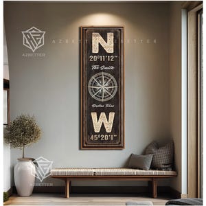 Könnte beinhalten: Rechteckiges Holzschild mit dunklem Hintergrund und hellem Rahmen. Das Schild zeigt die Buchstaben "N" und "W", Koordinaten, eine Windrose sowie den Text "The Smith" und "Dallas Texas".