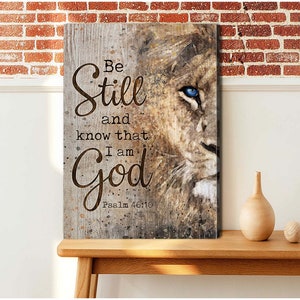 Puede incluir: Una impresi&oacute;n en lienzo con la cara de un le&oacute;n y las palabras "Be Still and know that I am God" con la referencia b&iacute;blica "Salmo 46:10".