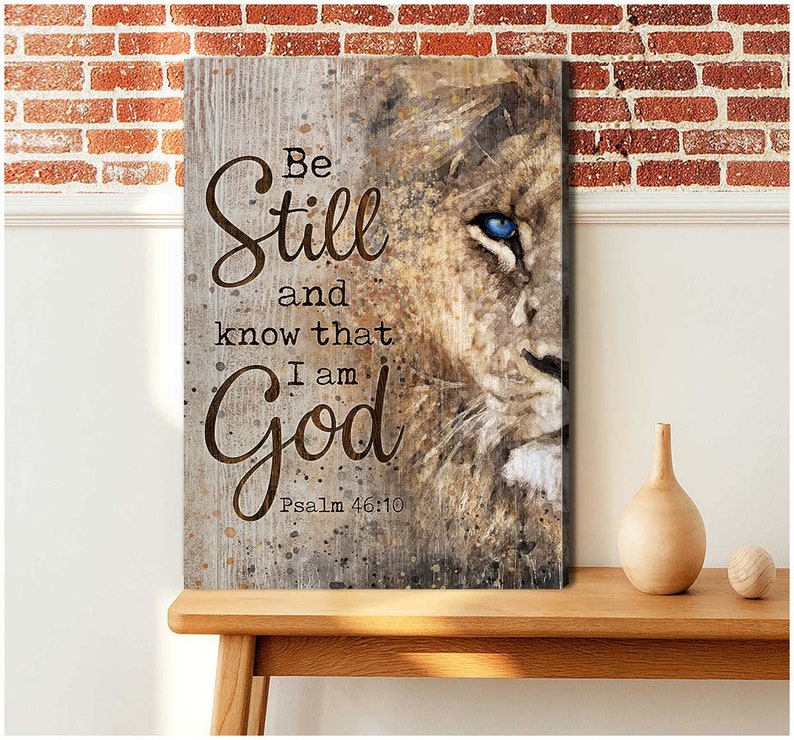 Puede incluir: Una impresi&oacute;n en lienzo con la cara de un le&oacute;n y las palabras "Be Still and know that I am God" con la referencia b&iacute;blica "Salmo 46:10".