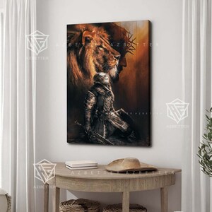 Puede incluir: Una pintura en un panel de madera que representa un le&oacute;n con una corona de espinas y un caballero con armadura. El fondo es de color naranja y marr&oacute;n c&aacute;lido.