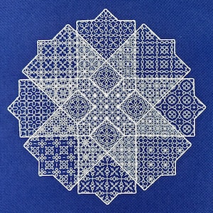 Può includere: Un design geometrico bianco su sfondo blu. Il design è composto da motivi ripetuti di quadrati e triangoli.