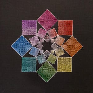 Puede incluir: Un diseño geométrico compuesto por cuadrados y diamantes coloridos dispuestos en un patrón de estrella. La obra de arte presenta una variedad de colores, incluyendo azul, morado, rojo, naranja, amarillo y verde, sobre un fondo negro. El diseño es intrincado y detallado.