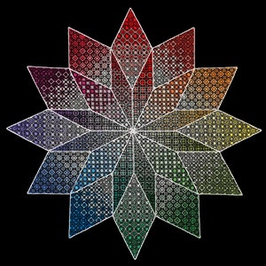 Op de afbeelding: Een kleurrijk, geometrisch sterburst-ontwerp met een regenboogkleurenschema. De sterburst is gemaakt van kleinere, zich herhalende patronen.