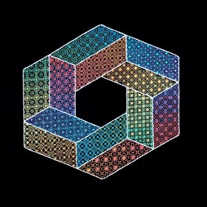 Puede incluir: Diseño geométrico abstracto con una forma hexagonal multicolor y patrones intrincados. El diseño tiene un efecto degradado, que transita del azul al naranja y al amarillo, sobre un fondo negro.