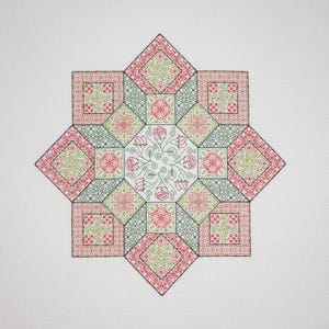 Puede incluir: Patrón de punto de cruz detallado en un diseño de estrella. La pieza presenta un motivo floral central rodeado de formas geométricas en rojo, verde y blanco. La intrincada labor de aguja se muestra sobre un fondo blanco.