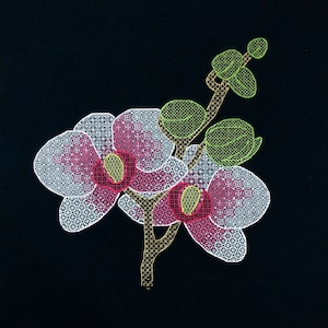 Peut inclure: Broderie de trois orchidées roses et blanches avec des feuilles vertes sur un fond noir.