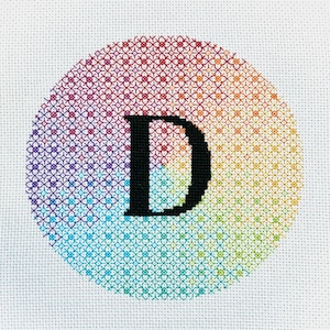 Patrón de la letra D del arco iris en Blackwork