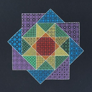 Puede incluir: Un diseño geométrico colorido sobre un fondo negro. El diseño presenta un cuadrado rojo central rodeado de triángulos y cuadrados en varios colores, incluyendo amarillo, verde, azul y morado. Cada forma está llena de patrones intrincados.