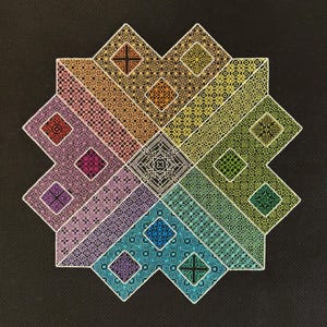 Puede incluir: Un diseño geométrico en forma de estrella, con varios colores y patrones. El diseño está compuesto por múltiples formas de diamante y cuadrado, cada una llena de detalles intrincados. La paleta de colores incluye tonos de naranja, rosa, verde, azul y morado, sobre un fondo negro.