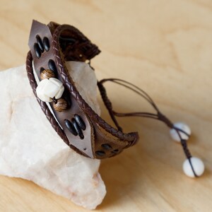 Luna Kakao Leder Armband geflochten Perlen Leder handgewebt gewachst Cord Holz Perlen Männer Frauen Jahrestagsgeschenk