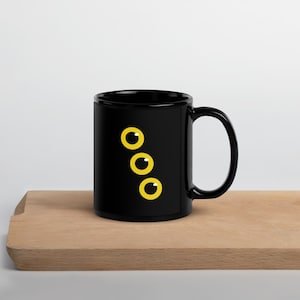 Caneca preta Sussie Three-Eyed Magpie – Presente de fã inspirado em KPOP Demon Hunters