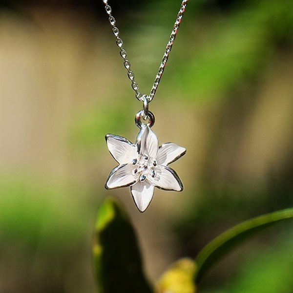 Collier pendentif fleur de lys blanc délicat