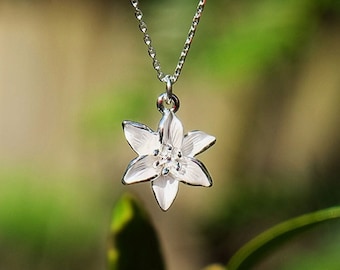 Collier pendentif fleur de lys blanc délicat