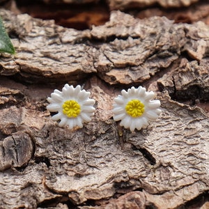 Daisy White Flower Post Stud Earrings, Silver Plated