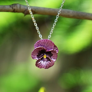 Colar com pingente de flor rosa amor-perfeito