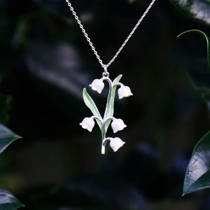 Collier à pendentif fleur blanche muguet