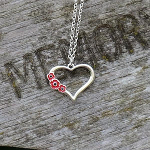 Collana con ciondolo a forma di cuore con fiori rossi di papavero