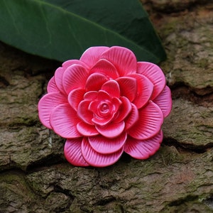Spilla con fiore rosa camelia