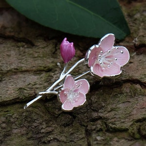 桜ピンクの花のブローチ