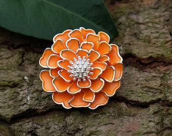 Broche de flor de caléndula naranja, tono plateado