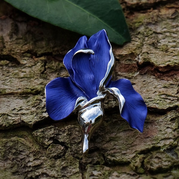 Iris Violet blauwe bloem broche, zilveren toon