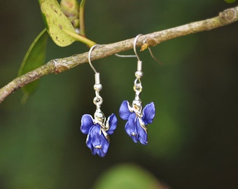 Orecchini a gancio con goccia fiore blu viola iris, tono argento