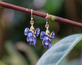 Orecchini a gancio con pendente a forma di fiore blu viola iris, tono dorato