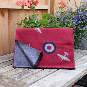 RAF Bomber Planes and Roundels Roter Winterschal