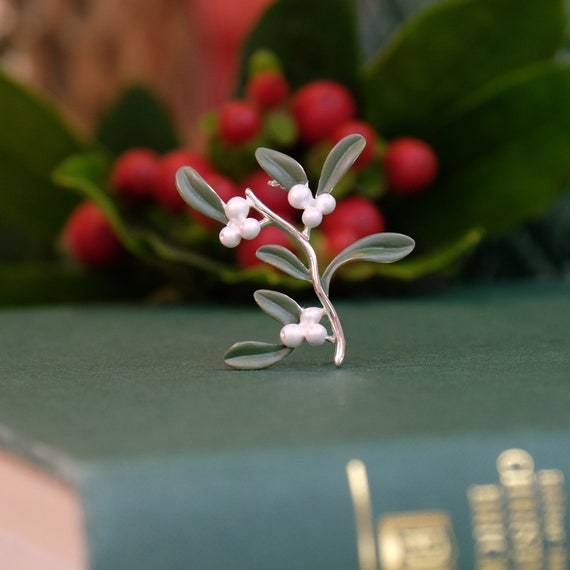 Mistletoe brooch deals