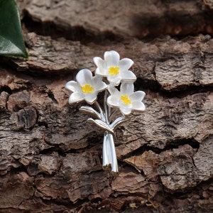 Narcissus White Daffodil Flower Bouquet Brooch