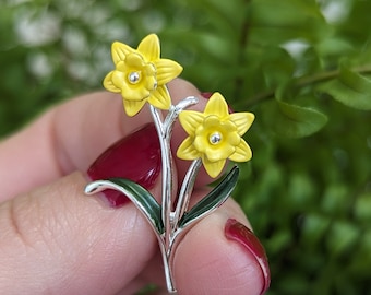 Broche delicado de narciso amarillo, flor de nacimiento de marzo, bañado en plata