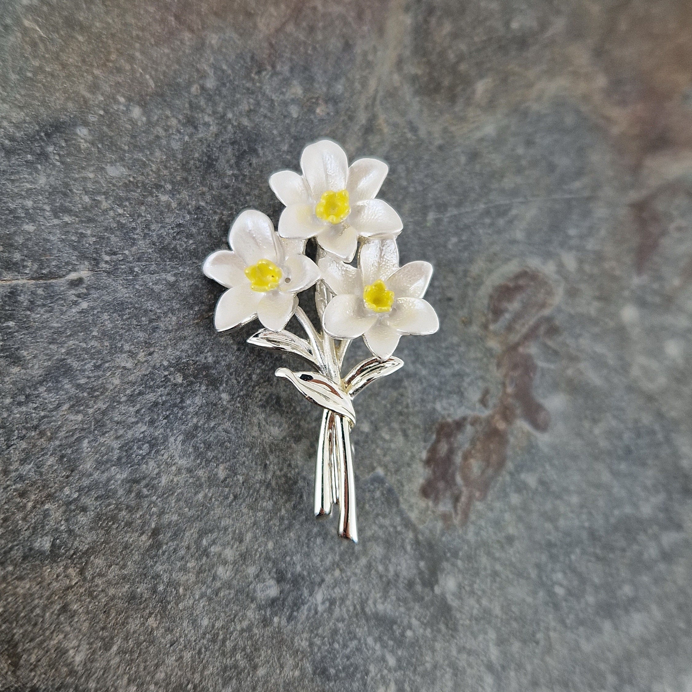 白い水仙とナルキッソスの3月の誕生花ブローチ、シルバーメッキ - Etsy