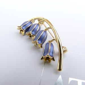 Broche en forme de jacinthe des bois, dorée
