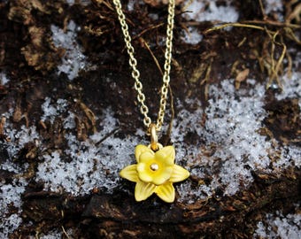 Collana con fiore di narciso giallo per la nascita di marzo, placcata in oro 14k