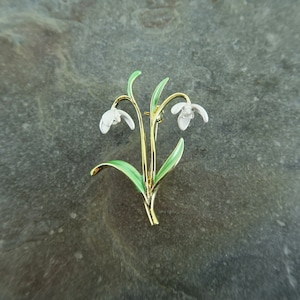 Broche de flor abierta blanca campanilla de invierno, tono dorado