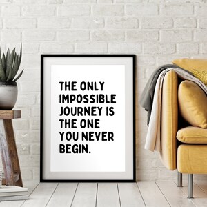 Druckbares Zitat Inspirierende Wandkunst Schwarz-Weiß Büro Dekor Kinder und Jugendliche Motivation The Only Impossible Journey Digital Download