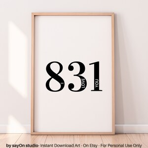 Puede incluir: Arte de pared imprimible en blanco y negro con los números 831 y las palabras "LOVE YOU" dentro de los números.